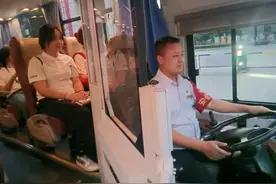 这个暑假，公交驾驶员陈海洋住校为师生服务图片