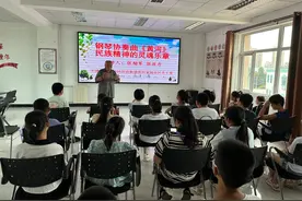 汉沽街道滨河家园社区关工委举办钢琴协奏曲《黄河》民族精神讲座图片