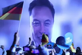 马斯克称德国大选关乎“欧洲命运”，意外“现身”力挺德国极右翼政党，超10万人抗议图片