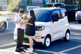 中考生重返母校 手捧鲜花致谢“校车阿姨”图片