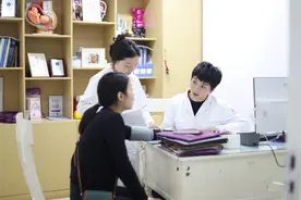 孕肚大小≠胎儿大小！孕肚大小和这5个方面有关，不单是控制饮食图片