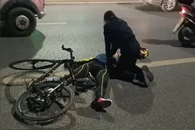 湖南永州一女民警跪地抢救路边一晕倒男子获点赞图片