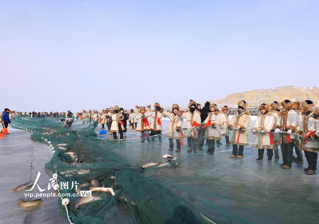 新疆阿勒泰：第十九届乌伦古湖冬捕文化旅游节开幕