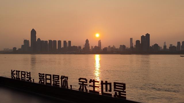 “可以躺着看江景”，武汉长江沿岸上新一系列观景座椅，有躺椅和吧台，能看日落、听浪声