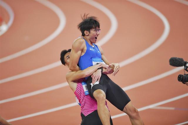 10秒11！湖北百米飞人李泽洋全运会“封王”！他赛后表示：“向10秒大关努力！”