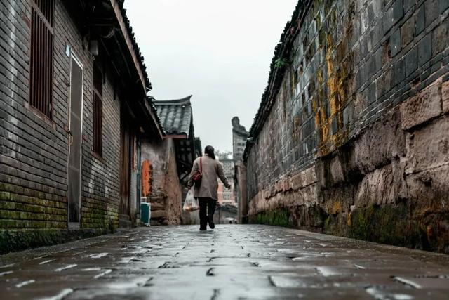 写信告诉我，今天，宜宾的“海”是什么颜色……