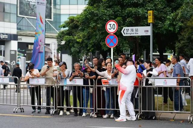 人人人！今天，这里挤满围观市民，现场令人振奋！网友：果然很深圳