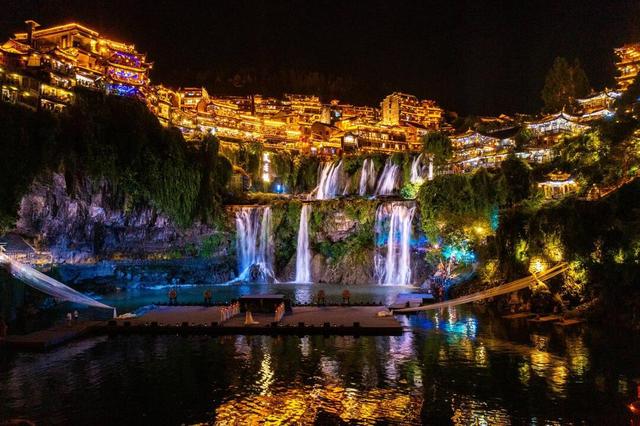 与故宫、长城同台领奖，这座长满了国际游客的古镇拥有怎样的“出海密码”