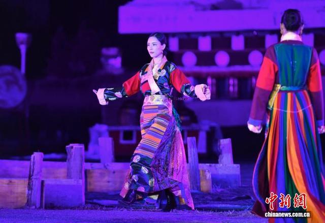四川乡城上演田园“疯”装秀：生动展示民族文化特色