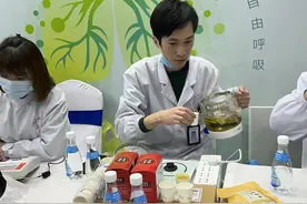 汉马赛道迎亮眼“小橙帽”，324名志愿者将佩戴它为公益奔跑图片