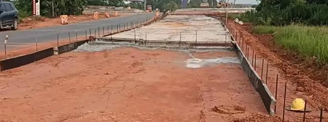 贵州2名幼童翻出13层阳台外玩“引体向上”，双脚悬空，当地街道办：家中当时没有大人，已联系家长