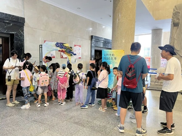 “青博之夏”的朋友圈有多广？从场馆、校园到社区、地铁，到处都有“搭子”