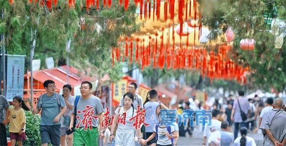 泉城迎来秋凉，游人登临千佛山游玩