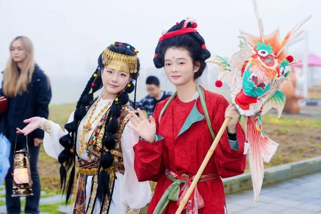 “机甲杜甫”亮相西岭雪山，“国潮+科技”演绎“成都式浪漫”