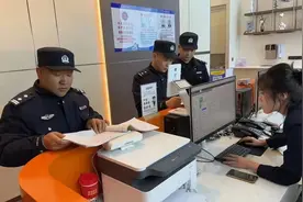 彩虹公安分局西区派出所开展旅馆未成年人入住落实“五必须”情况专项检查图片