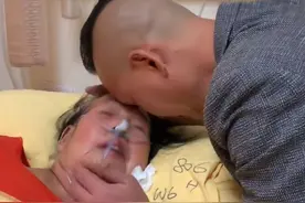 "我答应过她， 一定要带她回来！"老母亲在台湾病重，儿子包机接她回大陆老家图片