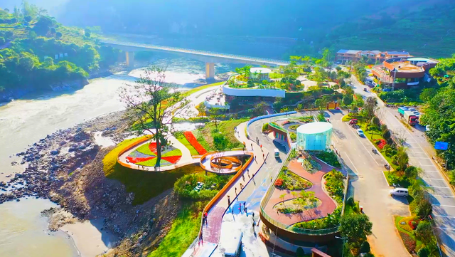 云新闻·滇地宝藏⑦丨一半山水一半城，走进怒江穿城而过的州府小城