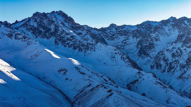 在黑山草原，邂逅淡蓝雪影与鎏金峰顶的浪漫