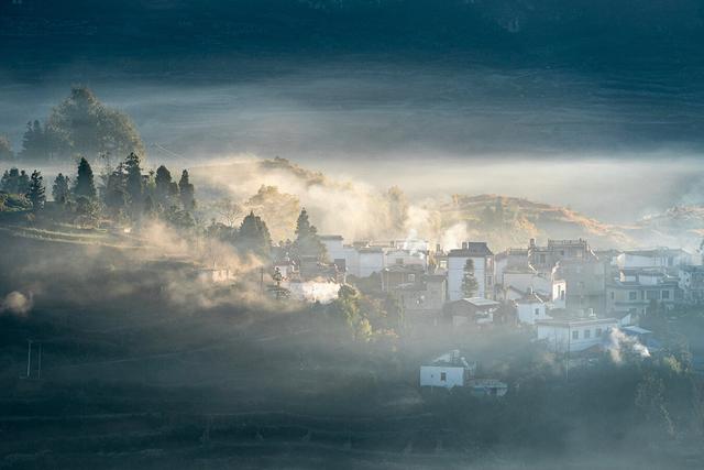 富源：雾起穹苍 林峦熹微