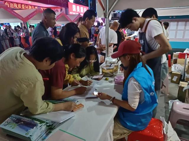 【青春志愿·爱在旅途】迎国庆看熊猫萌宝 品凉糕享双河团圆