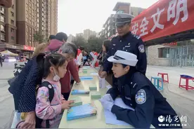 西安灞桥交警走进社区开展交通安全宣传活动图片