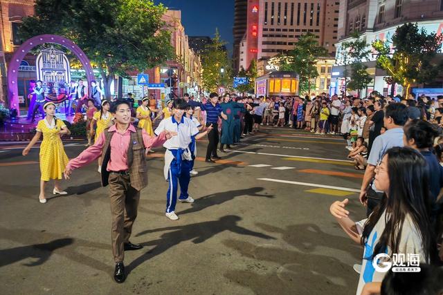 丰富多彩！街头演艺拉开青岛夜幕