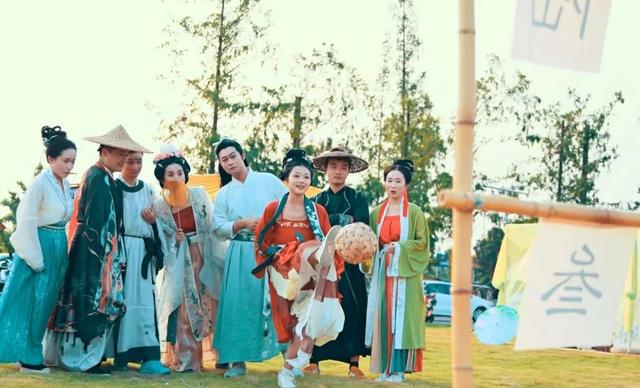 “小酒窝男神”明星大咖做客吉安！烟花秀+足球狂欢派对+NPC奇遇行+潮玩跳蚤街...就在这里↓↓↓