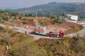 四川德阳第三座500千伏变电站首台主变压器就位图片