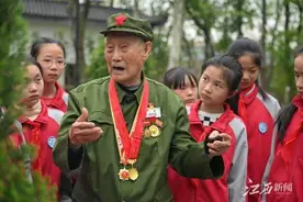 老兵孙玉龙：为牺牲战友扫墓65年 赓续传承红色基因图片