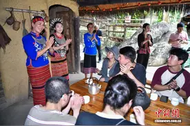 （走进中国乡村）海南黎村变景区 古老技艺代代传图片