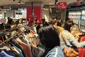 几千元的大衣一折甩卖，暇步士为何“骨折”大促？图片
