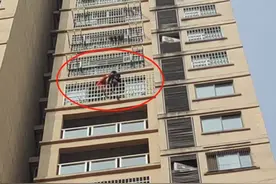 4岁男童15楼窗外爬至14楼，被发现时双腿悬空吊在高空！图片