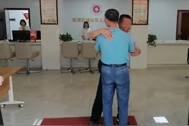 时隔半个世纪的一声“班长”！跨越千里重逢，两位老兵许下一个约定图片