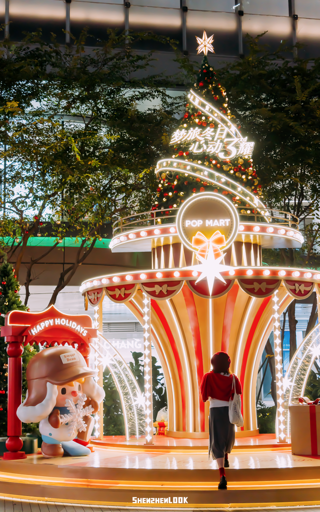 下暴雪的「圣诞小镇」开了！12米泡泡玛特圣诞树亮灯