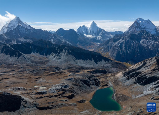 美丽中国丨穿越冰峰 遇见稻城亚丁