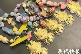 市场上出现Labubu黄金挂饰，标注“足金999”或是合金图片