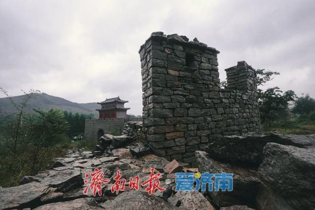 一年四季 泉在济南丨千年雄关展英姿，齐长城锦阳关段雨中如“巨龙蛰伏”