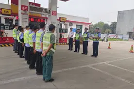 河南省公安厅高速交警五支队：深入服务区排查安全隐患 开展治安巡查宣防工作图片