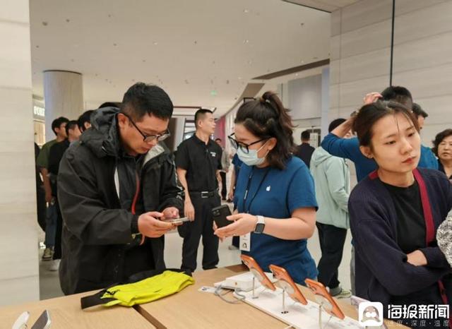 海量财经丨iPhone 17上市首日，记者实探济南苹果门店，有人一次购买了10台