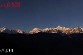 遇见幸运！新年梅里雪山首个“日照金山”图片