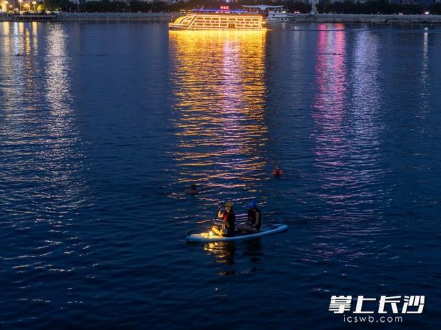 组图 | 湘江夏夜桨板热