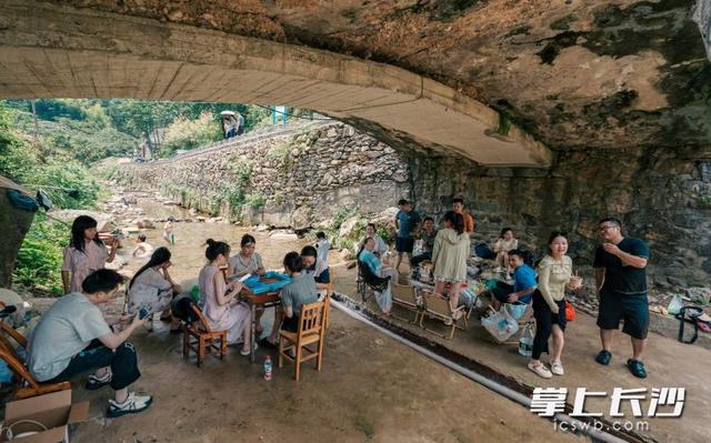 组图 |  西瓜泡溪水、水枪激战！宁乡天龙峡解锁40℃高温下的“瀑布冰镇”模式