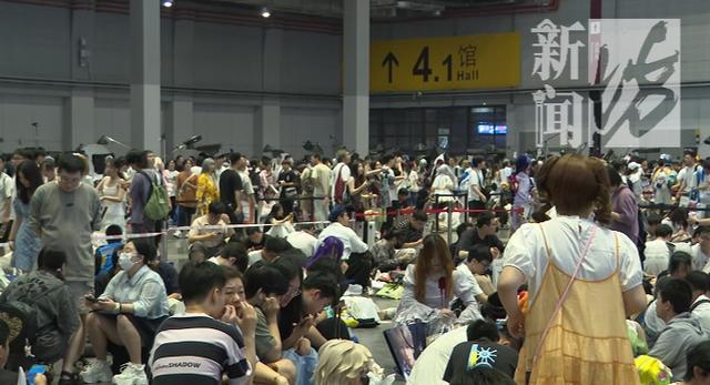 上海今天什么情况？从地铁站里排出去百米长队，无穷无尽！网友：到底有谁在啊……