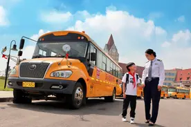 青岛镇江路小学将开通专业校车，共计16条线惠及734名学生图片