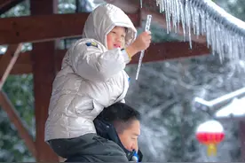 堆雪人、打雪仗！武汉市民享受大雪带来的快乐图片