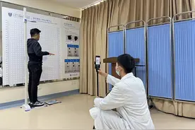 办公桌椅调多高最舒服？上海开设国内首家脊柱个性化测量门诊图片