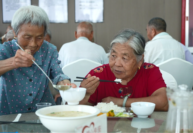 幸福食堂飘出“暖心味”