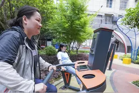武汉新华小区的绿色生活：一边休闲运动，一边还能给手机充电图片