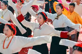 四川道孚：众人锅庄迎国庆图片