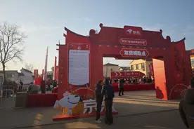 刘强东老家村民“提前过年”：领钱后像做梦似的，村民称当年给大学生捐钱和鸡蛋是习惯图片